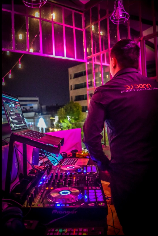 DJ DANN en cabina durante un evento