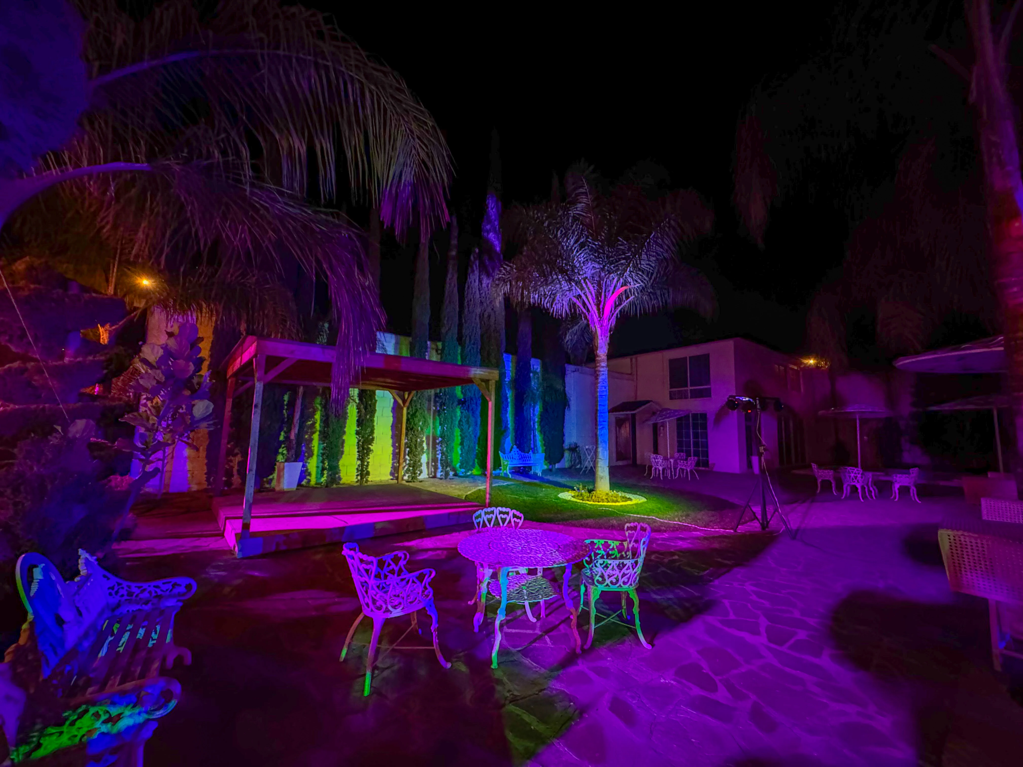 Montaje exterior iluminado