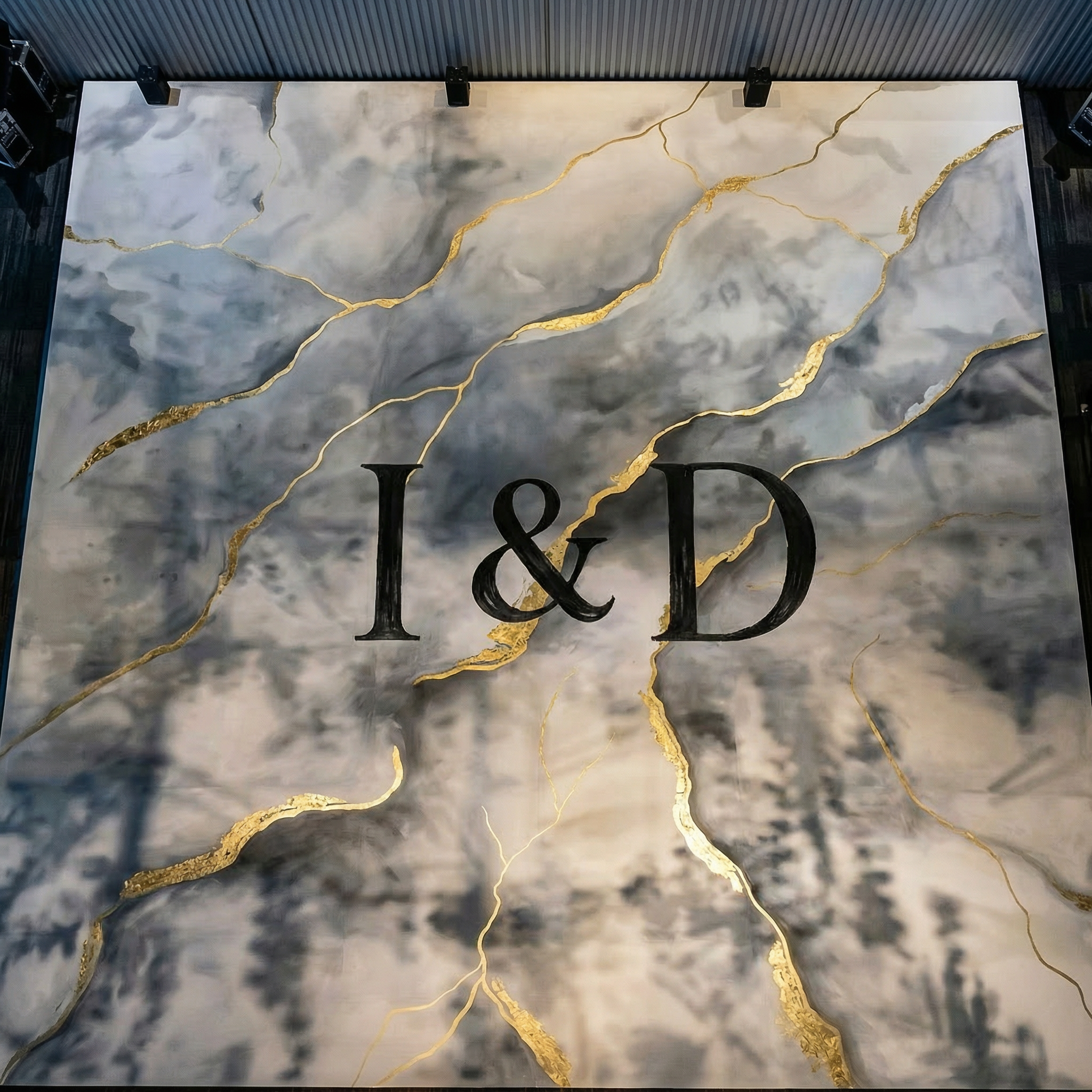 Pista pintada a mano con acabado marmoleado y detalles dorados